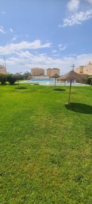 Bungalow Avec Piscine トレビエハ エクステリア 写真
